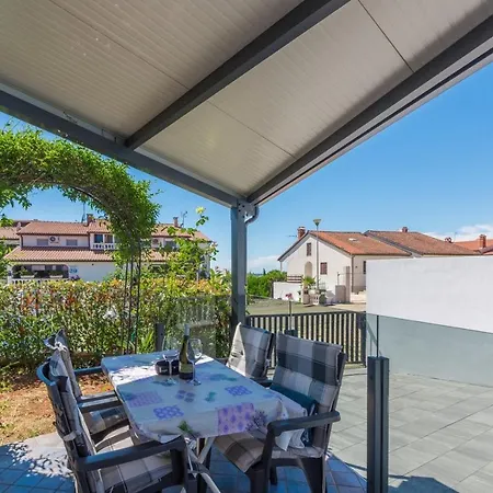 Apartment Vedran With Pool