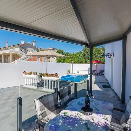 Apartman Vedran With Pool Porec